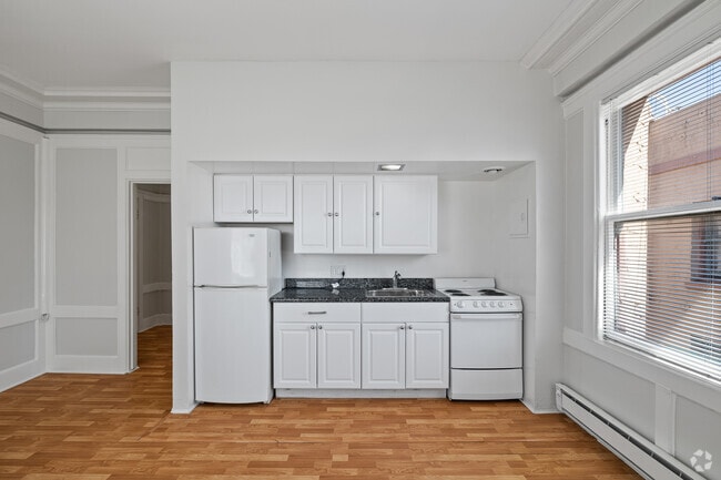 1 Br, 1 Ba, 522 – 633 SF - Kitchen - Carpet - La Peralta