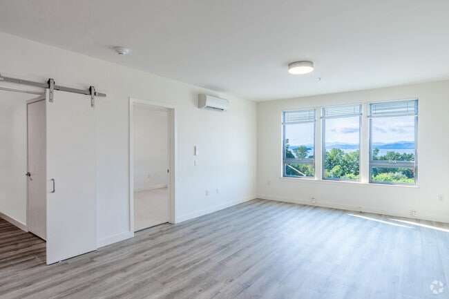 1BR, 1BA - 915SF