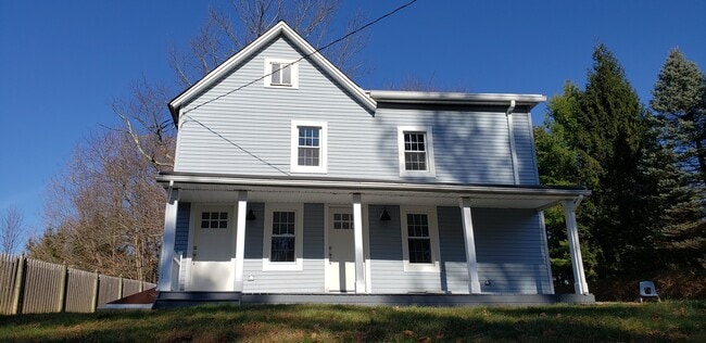 Front - apartment is upstairs, entry is door on the left - 21 W Hanover Ave Unit 1st floor