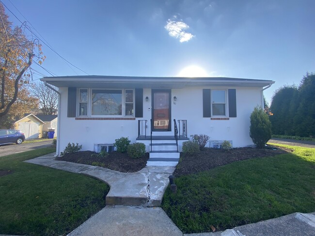 Building Photo - 30 E 7th St