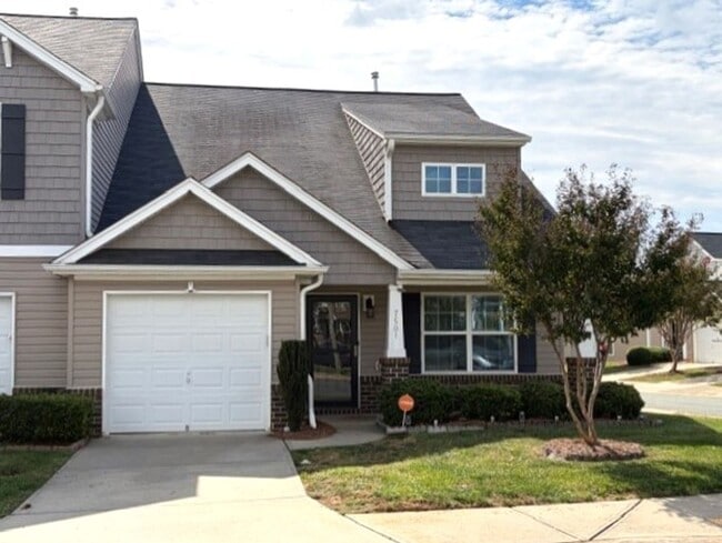 Building Photo - ~~ Luxurious End Unit 3-bedroom Townhome ~~