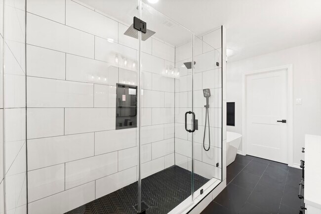 Photo - 2535 Southwick St