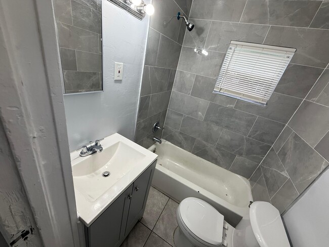 Photo - 1163 E 18th St