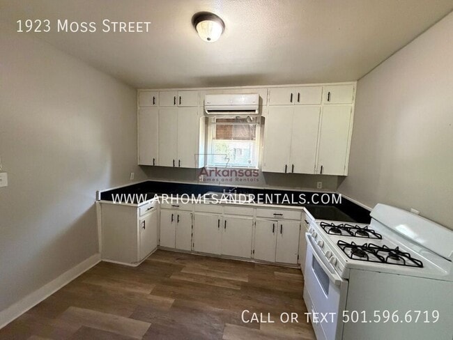 1923 Moss St