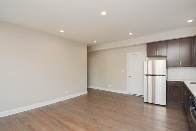 Photo - 3409 W Fullerton Ave Unidad M07H