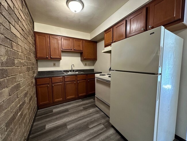Building Photo - Amazing 1BR in Desirable Plum Area! Beautiful Exposed Brick and Air Conditioning! Call Today! Unit 611