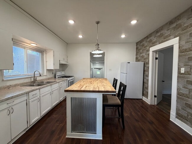 Building Photo - Pet-Friendly 2-Bedroom, 1.5-Bath Apartment in Tilton, IL!