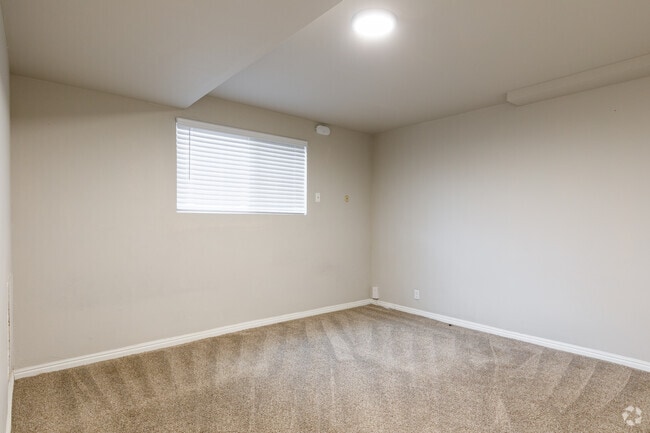 1BR, 1BA 700SF