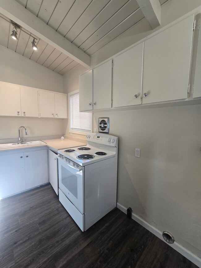 Building Photo - 2 bed / 1 bath Duplex