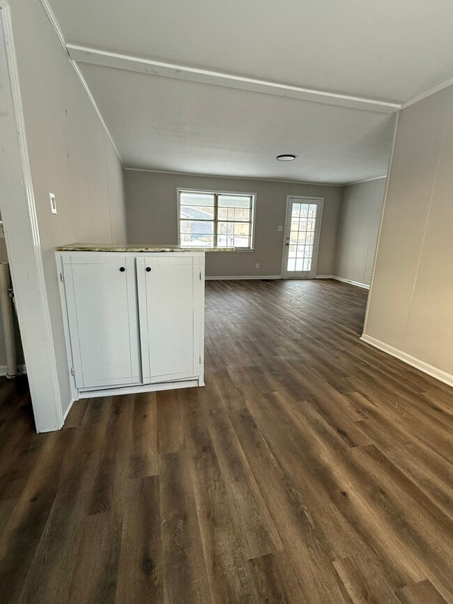 Photo - 210 Laurison St