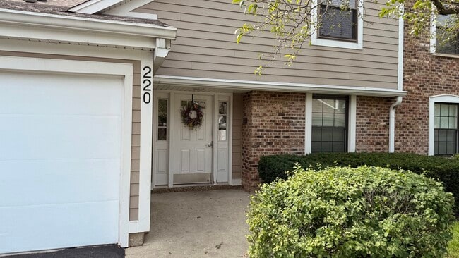 Building Photo - 220 Oak Knoll Ct