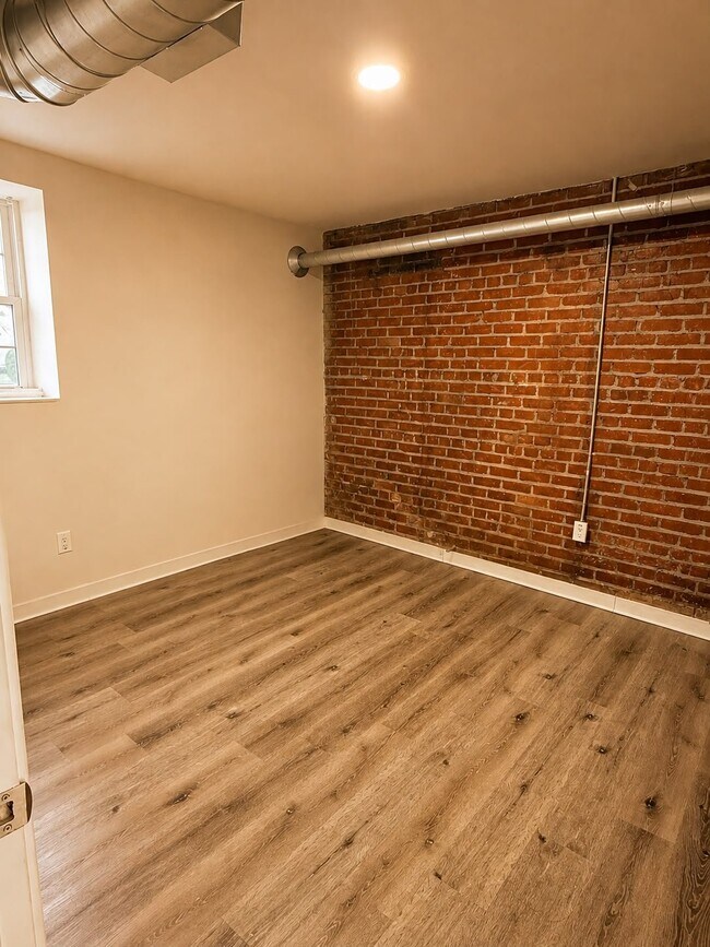 5918 St. Antoine St Unit 106