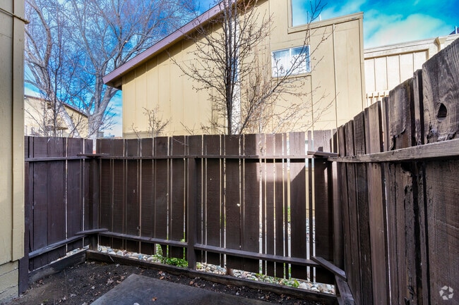 1BR, 1BA - 640 SF