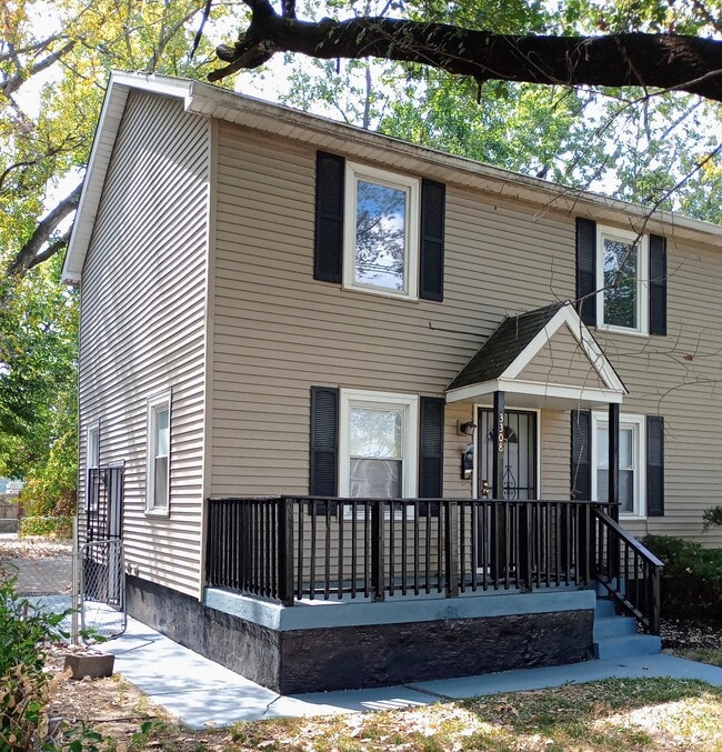 Left side view of house - 3308 Kirby Ave