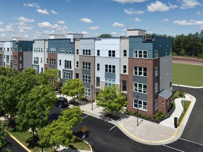 Building Photo - 2598 Neabsco Common Pl Unit Spacious 3BR/2.5BA Modern Condo with Garage