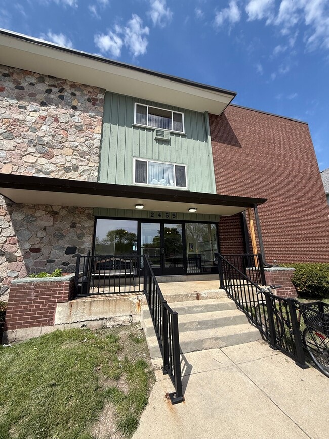 Photo - 2455 N Maryland Ave Unit 301