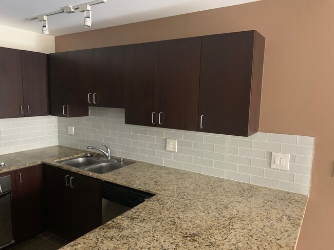 285 W 6th St