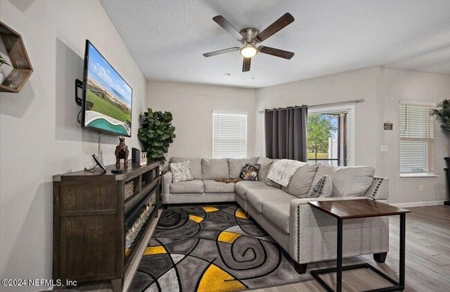 12647 Josslyn Ln