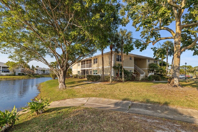 Building Photo - 1563 SE Royal Green Cir Unit B-203