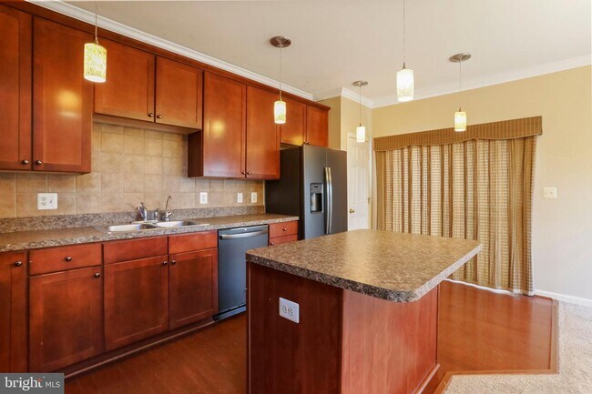 Photo - 611 Hamilton Ct