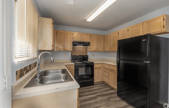 Photo - Golden Oaks Apartments