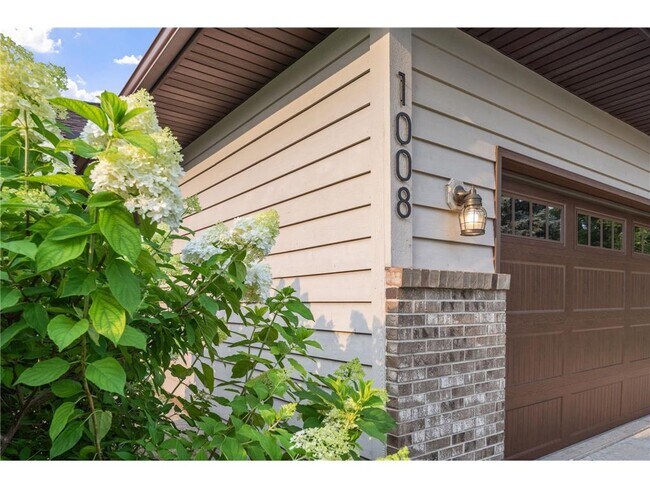 Photo - 1008 3rd St NE