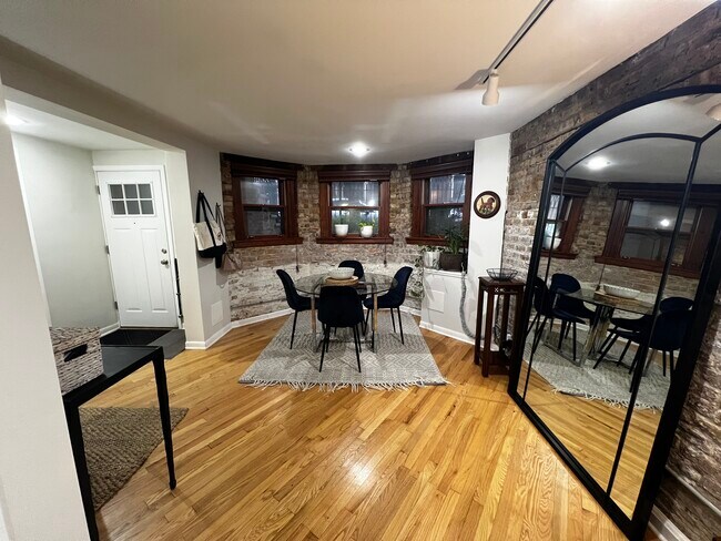Dining Area - 2328 N Southport Ave Apartamentos Unidad G