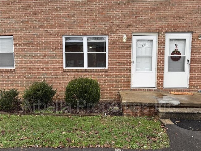 Building Photo - 1404 Bloomingdale Rd Unit A7