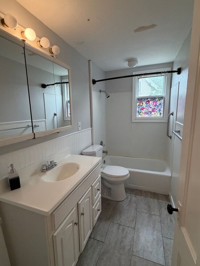 Photo - Spacious 2 bedroom apartment with bonus room