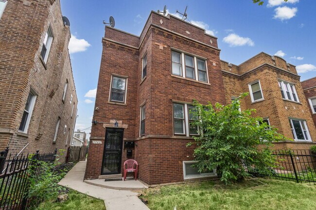 Photo - 1742 N Mayfield Ave Unit 1