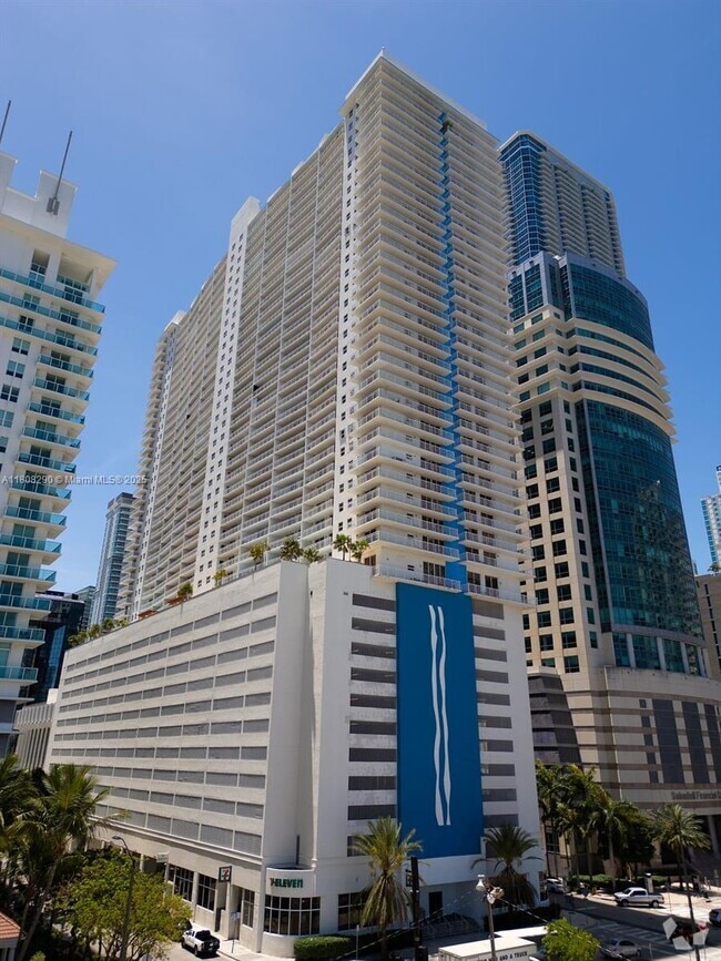 Building Photo - 1200 Brickell Bay Dr Unit 2806 Rental