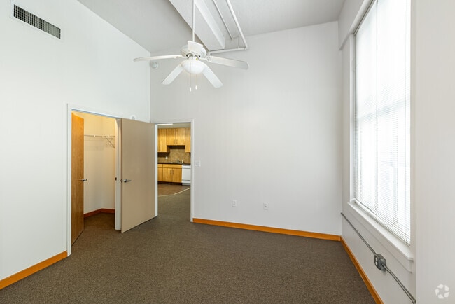 2BR, 1BA - 910SF - Bedroom