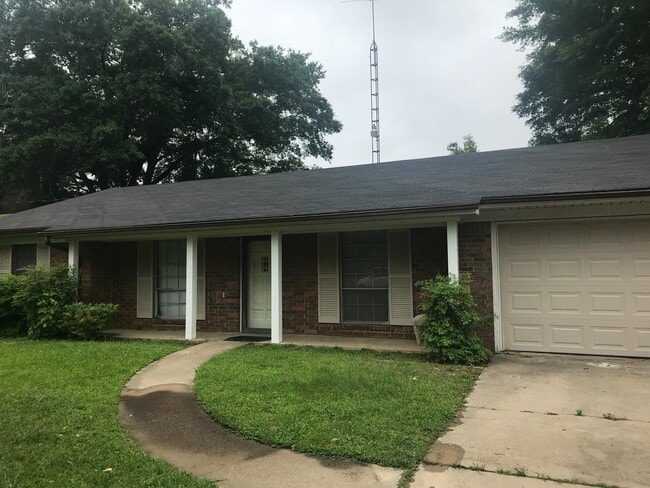 Building Photo - 3/2/2 Fenced yard , pet friendly