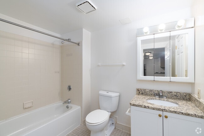 1 habitación, 1 baño - 805 pies cuadrados - Baño