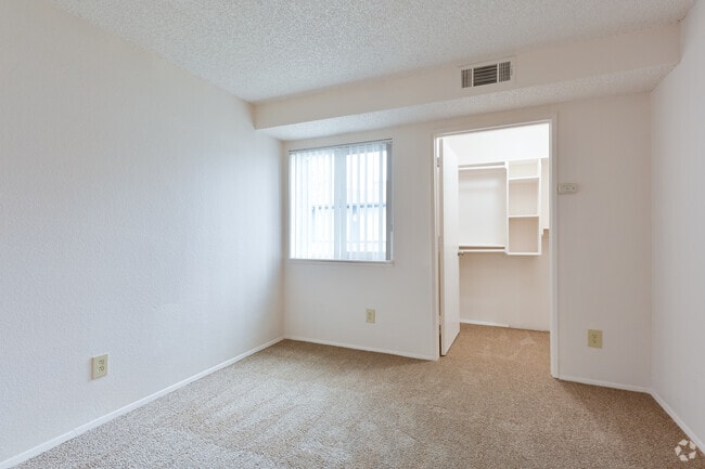 2BR, 2BA - 956SF - Second Bedroom