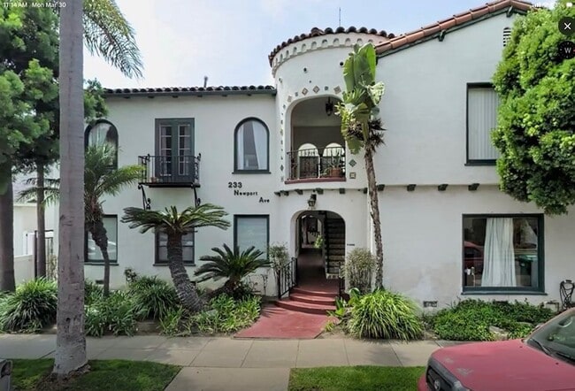 Building Photo - 233 Newport Ave