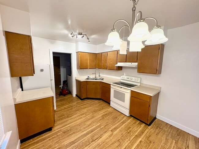 Kitchen - 411 E Plum St Unit 411 E Plum Complete First Floor