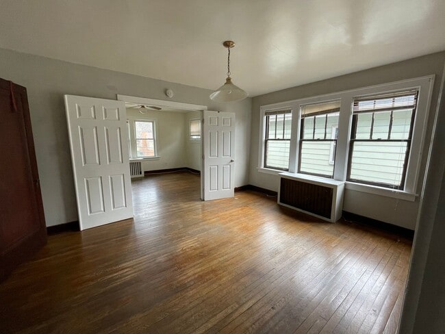 Building Photo - Spacious 2 Bedroom Apartment on a Quiet Street! Unit 183-2