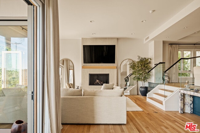 Building Photo - 3807 Vía Dolce