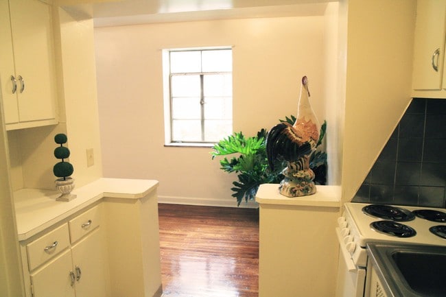 1 habitación, cocina - Belmont Apartments