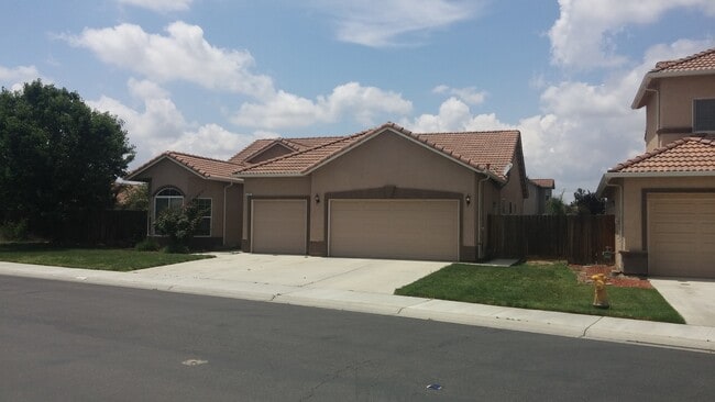 Photo - 4 Bedroom 2 Bath Home on Lemoore Golf Course