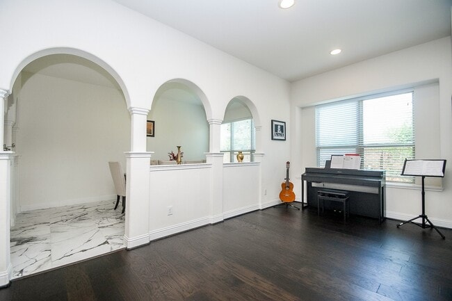 Building Photo - 28426 Rolling Ridge Dr