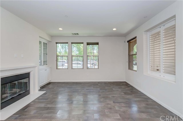 Photo - 76 Scarlet Bloom