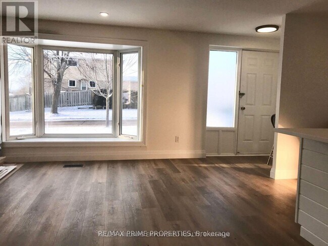 Photo - 697 Downview Crescent