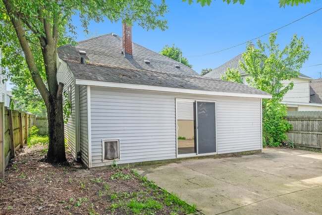 Photo - 960 Pine Ave NW