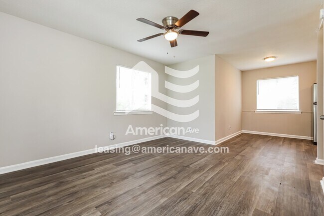 Photo - 915 Farwell Dr