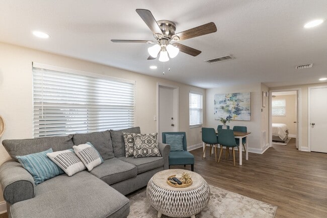 Photo - BEAUTIFUL UNIT JUST 5 MINUTE WALK TO DOWNTOWN