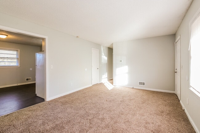 Photo - 2027 Glenn Rd