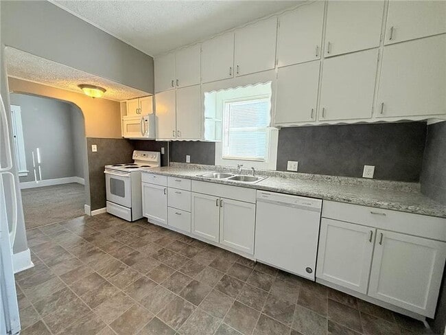 Photo - 6521 Logan Ave