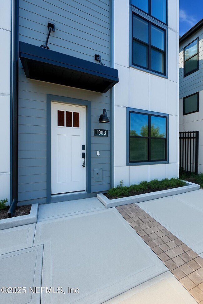 Photo - 1063 Farwell St